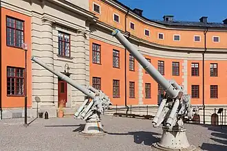 Canons anti-aériens dans la cour du château.