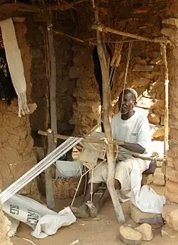 Mali, fabrication de bandes de tissu pour bogolan