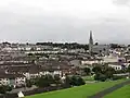 Le Bogside, quartier catholique, et la cathédrale Saint-Eugène (rive ouest de la Foyle).