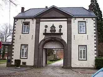 Entrée principale de l'abbaye de Bois-Seigneur-Isaac