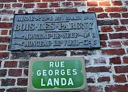 Plaque de rue en fonte de la fin du XIXe siècle indiquant les directions de Monceau-le-Neuf et Monceau-le-Vieil.
