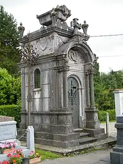 Chapelle monumentale dans le cimetière.