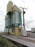Silo avec pont-bascule.