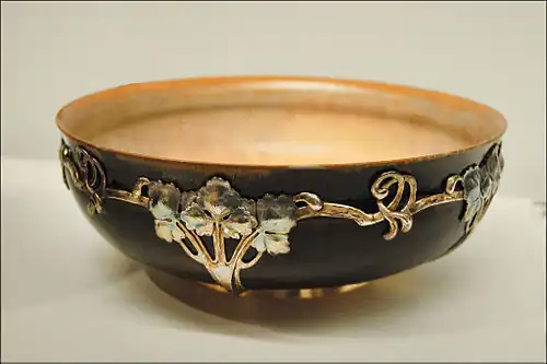 Bol en grès flammé à monture en argent doré exécuté à Armentières en 1901 avec Ernest Cardeilhac, orfèvre, et Lucien Bonvallet, dessinateur.