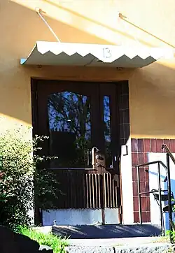 Portes et auvent à Årsta.