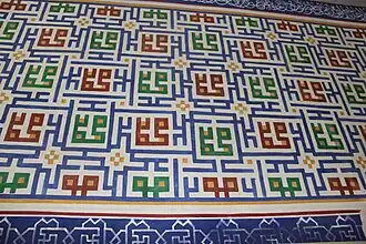 Détail de la paroi de l'iwan où se trouve le mihrab de la mosquée Bolo Haouz. En vert et rouge, le nom de Mahomet est répété en lettres de style Kufique carré.