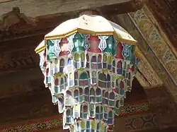 Détail d'un chapiteau de l'iwan de la façade de la mosquée Bolo Haouz avec ses muqarnas.