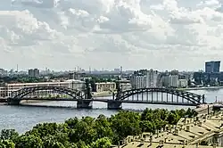 Le pont Bolscheochtinski sur la Neva à St Pétersbourg ; la partie centrale est basculante.