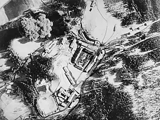 Description de l'image Bomb exploding near the Berghof on 25 April 1945.jpg.
