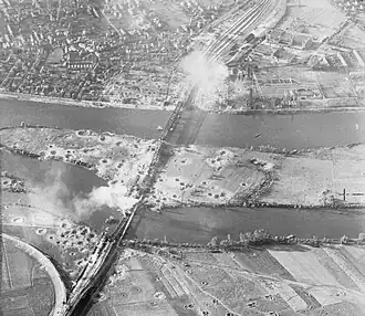 Le pont route anéanti dès juin 1940, le chenal est dégagé mi-1941.