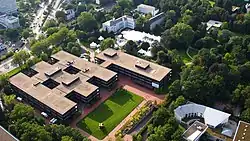 Vue aérienne de la chancellerie, avec le palais Schaumburg en haut au centre et le Kanzlerbungalow en haut à droite, entre les arbres.