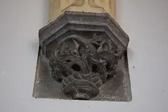 Photo couleur montrant un cul-de-lampe du cloitre en pierre bleue