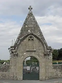 Le porche du cimetière.