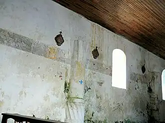 Église de Bonnenouvelle - Colonne torsadée et litre funéraire aux armes des seigneurs de Fumel.