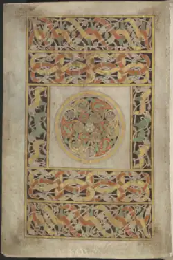 Enluminure médiévale celtique : motifs entrelacés colorés sur fond crème, style décoratif sophistiqué, éclairage uniforme.