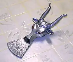 Modèle en métal, en forme de tête de bœuf.