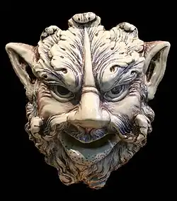 Mascaron en ronde-bosse, percé de deux trous de suspension, Marseille, musée des arts décoratifs, de la faïence et de la mode.