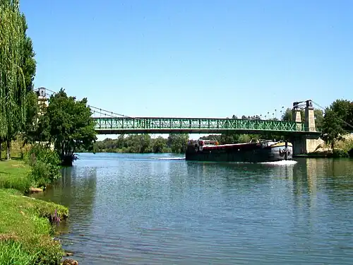 Péniche sur l'Oise près du pont de Boran.