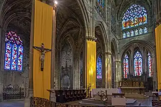 Chœur et vitraux modernes.