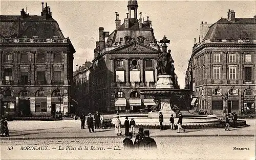 La place au début et la fontaine des Trois Grâces du XXe siècle.