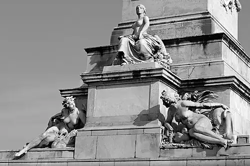 Socle du monument aux Girondins.