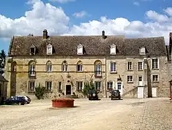 Le logis du XIVe&nbsp;siècle de l'ancien prieuré Sainte-Geneviève, façade ouest.