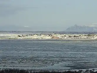 Borgarnes vue de la côte, ville entre mer et montagnes.