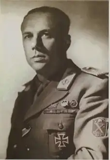 Le commandant de la Decima MAS, capitaine de frégate Junio Valerio Borghese. Il est décoré, entre autres, de la médaille d'or pour la valeur militaire (la plus haute décoration militaire italienne) et de la croix de fer allemande de 1re&nbsp;classe.