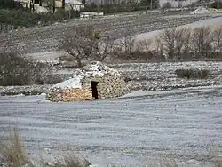 Borie ou cabane en pierre sèche à l'entrée de Ferrassières.