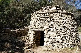 Borie de forme arrondie.