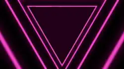 Quatre triangles roses superposés sur un fond mauve de manière symétrique.