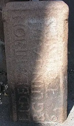 Borne de corvée, rue Saint-Nicolas et rue de la Bienfaisance.