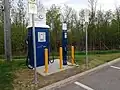 Station de recharge comprenant deux bornes à Maskinongé, Québec, sur l'autoroute 40 : une borne CC 50&nbsp;kW et une borne AC accélérée 240&nbsp;V.