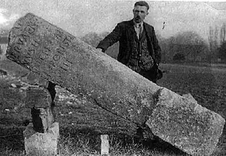 Photographie de la mise au jour de la borne milliaire signalant la via romana de Poitiers-Le Mans, retrouvée à Cénon-sur-Vienne au début du vingtième siècle.
