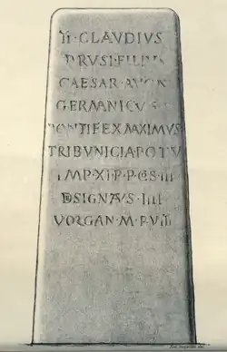 Kernilis : la borne milliaire de Kerscao.