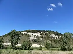 Carrière sur le coteau au sud de Cavialle.
