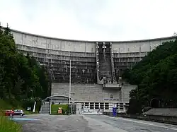Le barrage de Bort-les-Orgues : la partie à droite est sur le territoire de Lanobre.