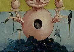 Gros plan sur la base de la Fontaine qui comporte une cavité au sein de laquelle s'est nichée une chouette.