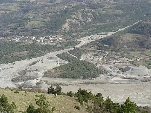 Extraction de granulats dans la vallée de la Durance près d'Embrun.