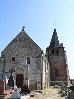 Vue de la nef en pierre calcaire.