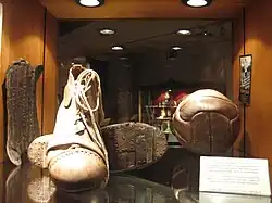 Photographie de l'équipement (chaussures, protège-tibias, ballon) de Ricardo Zamora.