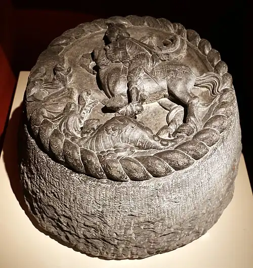 Clé de voûte d'une salle du palais représentant saint Georges terrassant le dragon (XVIe&nbsp;siècle)