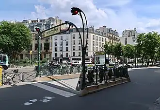 Édicule Guimard à l'entrée de la station.