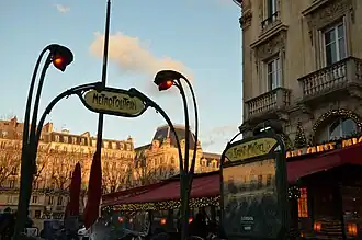 Bouche de métro Saint-Michel au couher de soleil