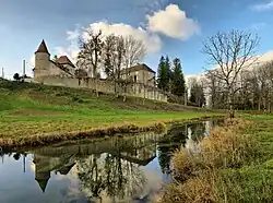 Le Gour au pied des murailles du château.