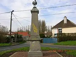 Six noms sont inscrits sur le monument.