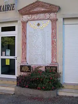 La stèle aux morts sur la façade de la mairie (septembre 2014).