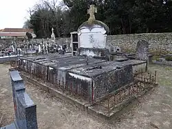Le tombeau de la famille Place où est inhumé le cœur du cardinal Place au cimetière de Bouin (Vendée).