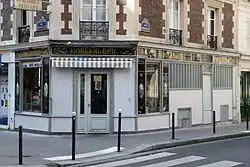 Boulangerie au numéro 19, inscrit aux monuments historiques (fin XIXe&nbsp;siècle).
