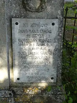 Plaque de Marie Claire de Beyly et de Louise Grand de Belussière.